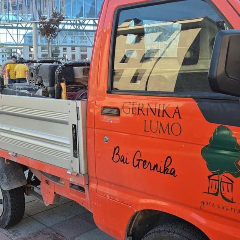 Gernika-Lumoko udal futbol zelaia barritzeko lanak hasi dira.