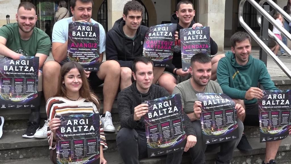 Lilibertsoko kideak Argi Baltzari buruzko informazioa ematen