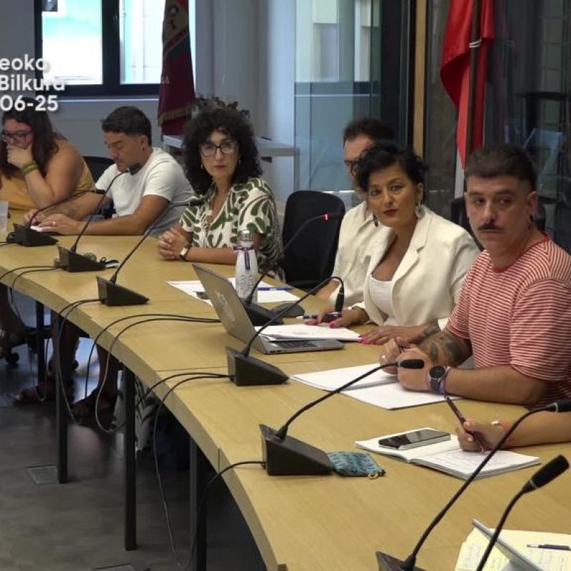 Gernika-Lumoko udal futbol zelaia barritzeko lanak hasi dira.