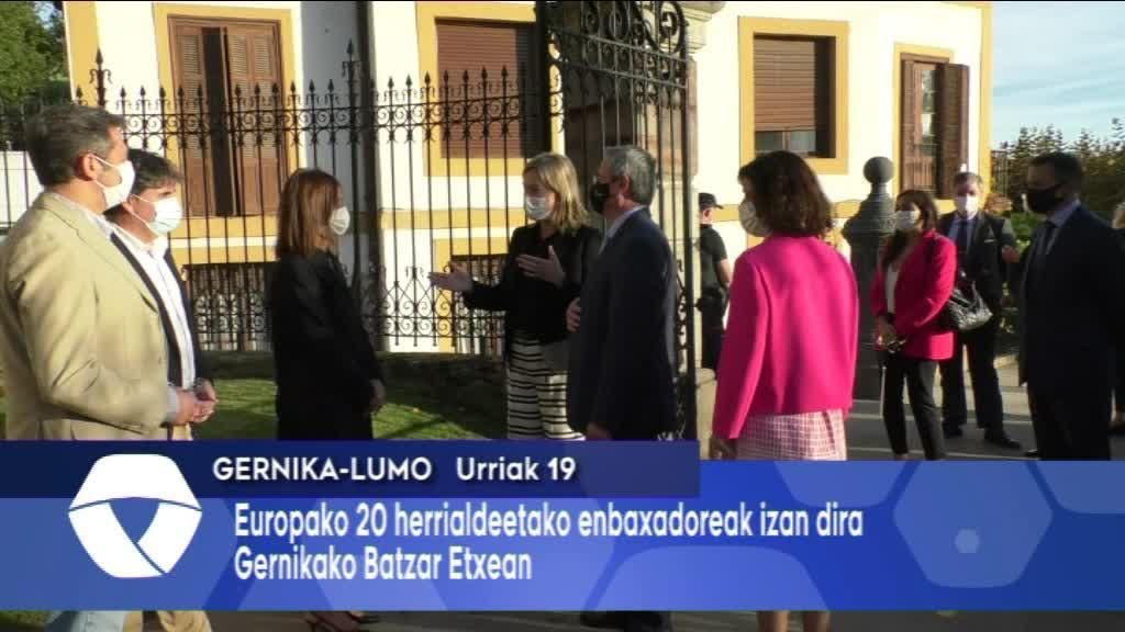 Europako 20 enbaxadore izan dira Batzar Etxea ezagutzen