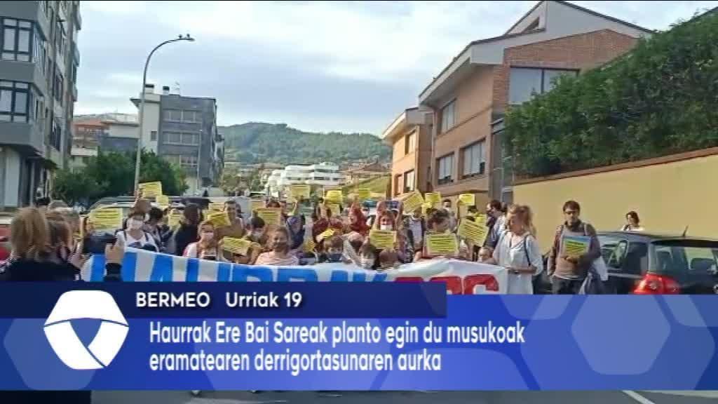 Musukoen derrigortasunaren aurkako protesta egin dute Bermeoko San Frantzisko Herri ikastetxean