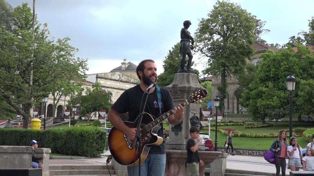 Asier Zugadiren mini kontzertua, Astra Iluntzeak-en aurkezpen gisa