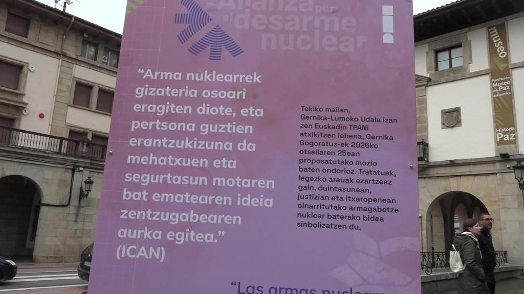 Udalak bakearen aldeko mezua jarri dau, desarme nuklearraren aldeko panek handi bat instalatzeaz gain
