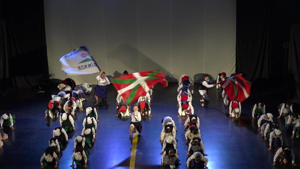 Ume eta gaztetxoen dantza emonaldia izan da Bermeon