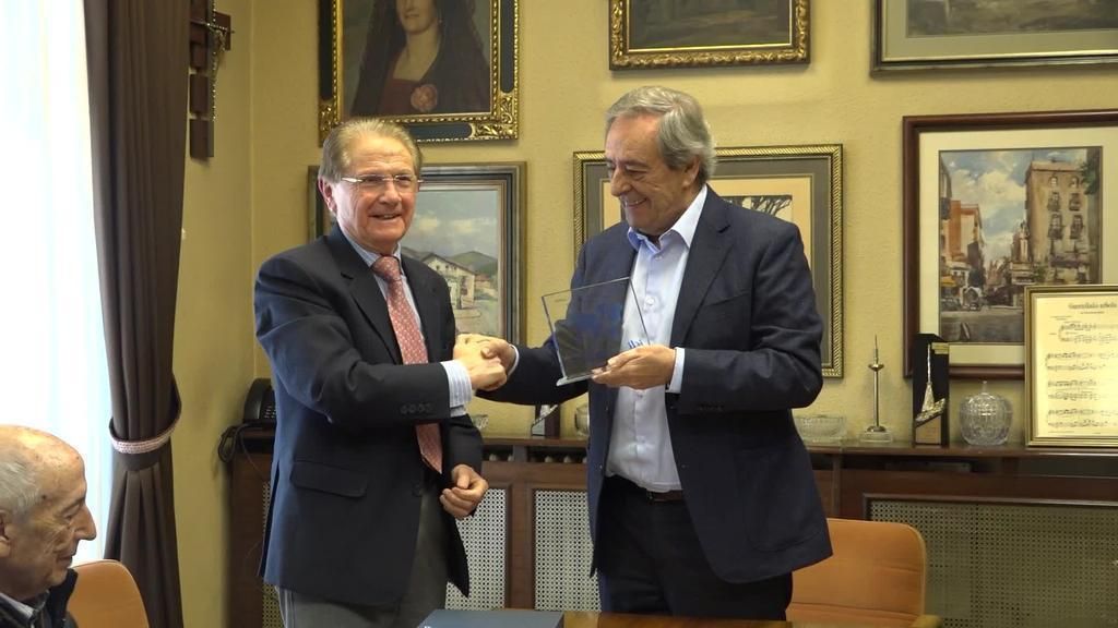 Jose Mari Gorroño alkateak Pedro Mugarra Lankidetzarako Ingeniaritza erakundeko ordezkaria hartu dau Udaletxean