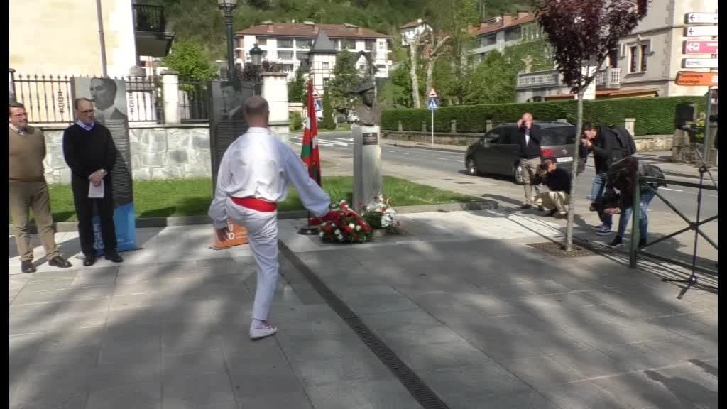 Jose De Labauriari egindako omenaldia, bonbardaketaren 85.urteurrenean