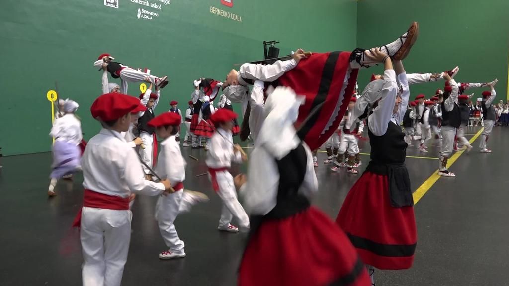 Bermeoko arrakastaz hartu dau XXXVIII.Busturialdeko Dantzari Txiki Eguna