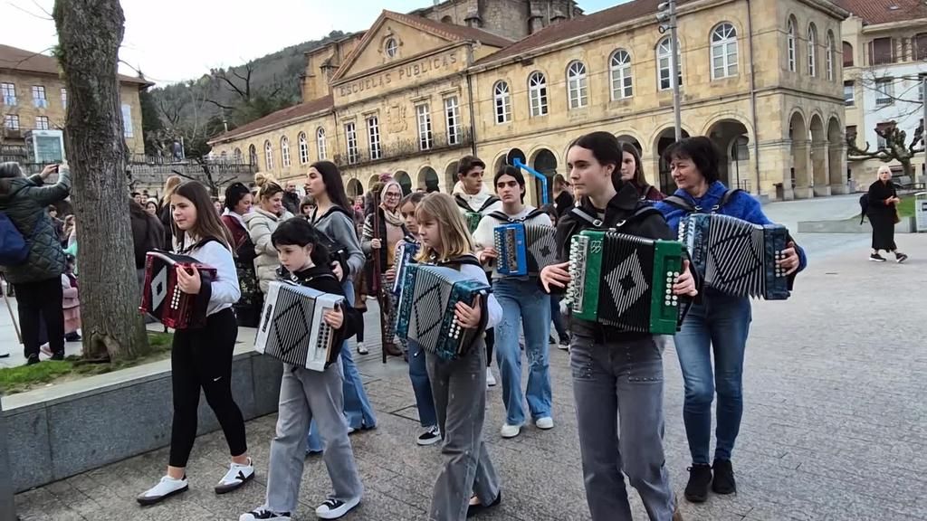 Eguen zuri alaitsua bizi izan dabe herrian