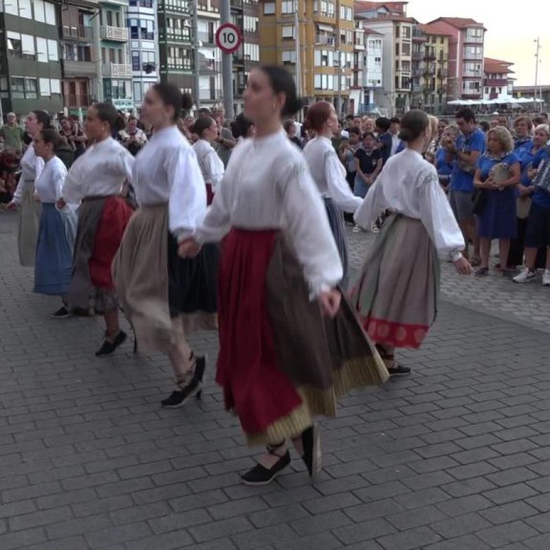 Gernika-Lumoko udal futbol zelaia barritzeko lanak hasi dira.
