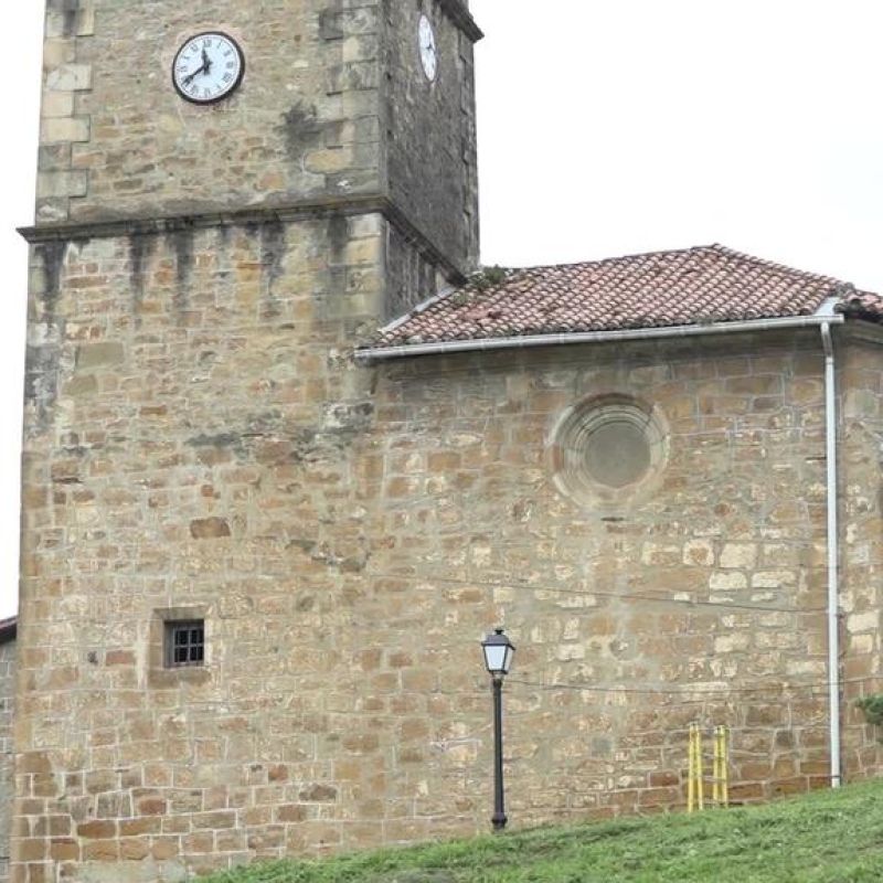 Gernika-Lumoko udal futbol zelaia barritzeko lanak hasi dira.