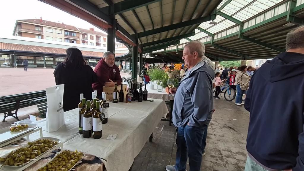 Gazta eta Urdaibaiko Txakolina izan dira aurtengo Gernika-Lumoko lehen azoka bereziaren protagonistak