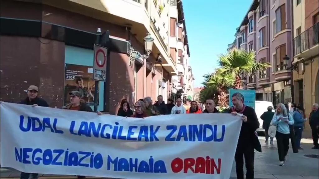 Zenbait sindikatuk Gernia-Lumoko udaleko langileen lan-baldintzak okertzen ari dirala-eta protesta ein dabe