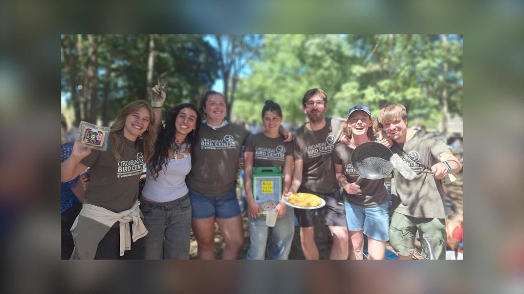 Urdaibai Bird Centerreko boluntarioen taldea nagusi Gautegiz Arteagako tortilla txapelketan