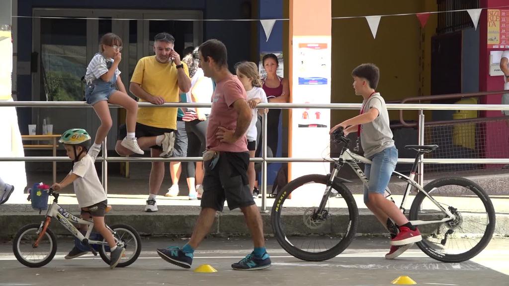 Kotxerik Gabeko Eguna ospatu dabe Muxikan, bizikleta eta oztopo ibilpideagaz