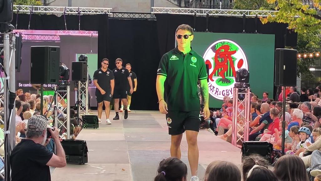 Torrealday Gernika Rugby Taldeak Gernika Modan Dago desfilean liluratu dau