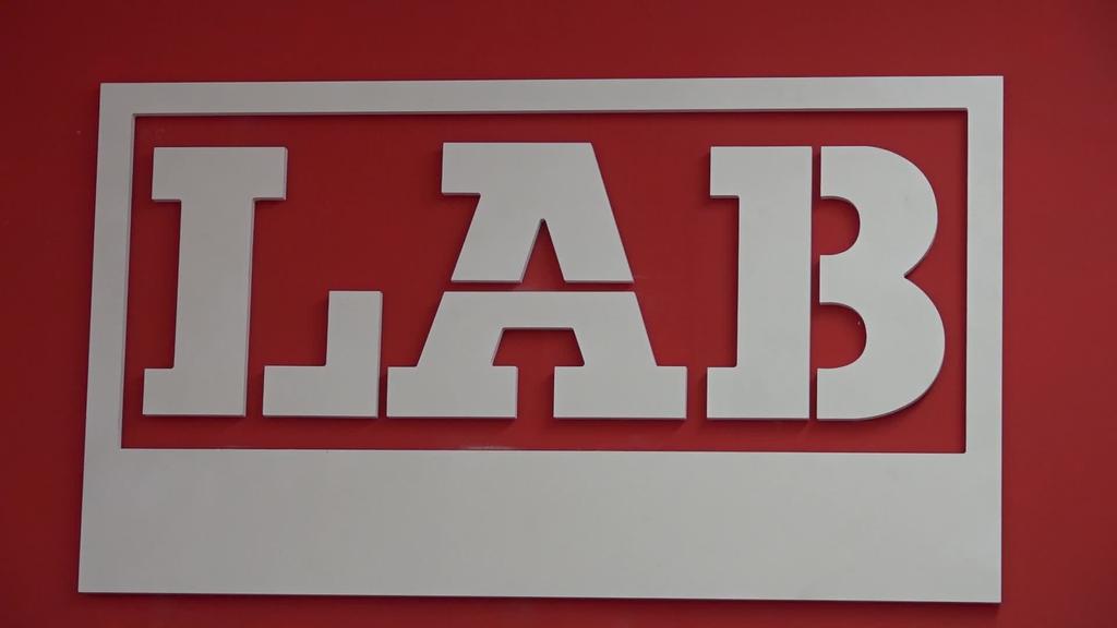 LABek Udalari informazioa ematea eta negoziazio mahaia berraktibatzea eskatu dio