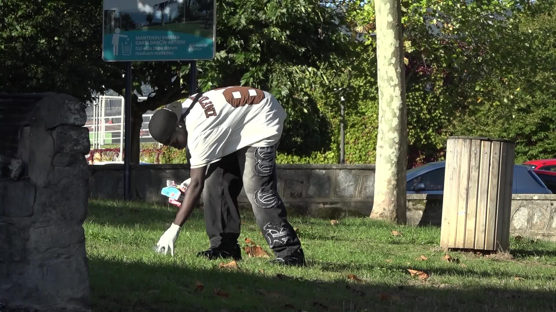 Clean Up egitasmoa Bermeoko Nautika Eskolako ikasleekin