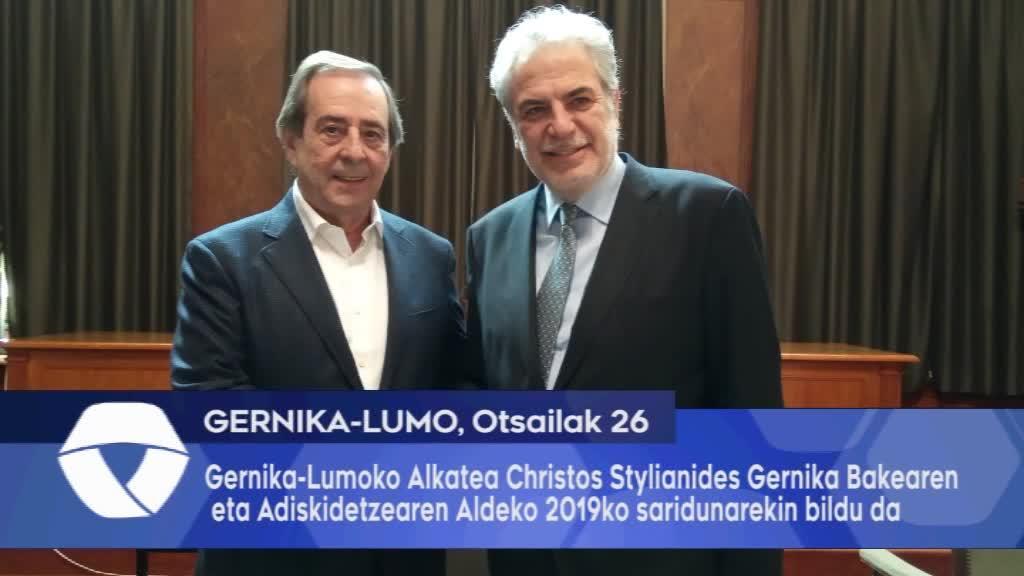 Gernika-lumoko Alkatea Christos Stylianides Gernika Bakearen eta Adiskidetzearen Aldeko 2019ko saridunarekin bildu da