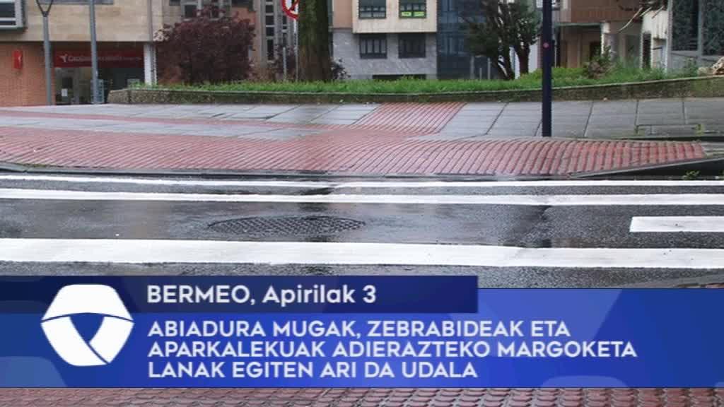 Abiadura mugak, zebrabideak eta aparkalekuak adierazteko margoketa lanak egiten ari da Bermeoko Udala