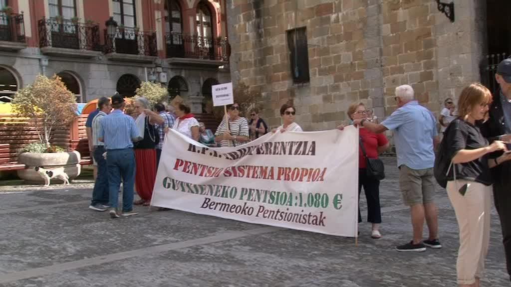 PENTSIO DUINAK ESKATZEKO MANIFESTAZIOA EGIN DUTE BERMEON