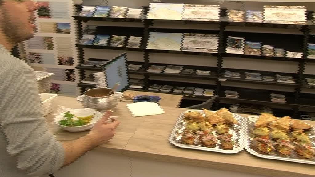 Turismo datuak eta pintxo eta jatetxeen gida aukeztu dira