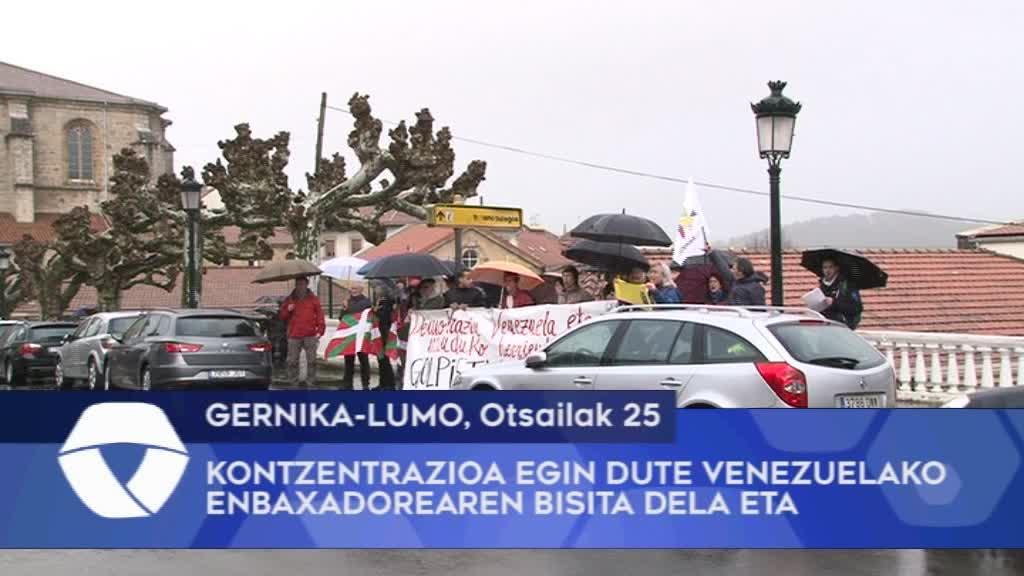 Kontzentrazioa egin dute Gernika-Lumoko Batzar Etxearen aurrean Venezuelako enbaxadorearen bisita dela eta