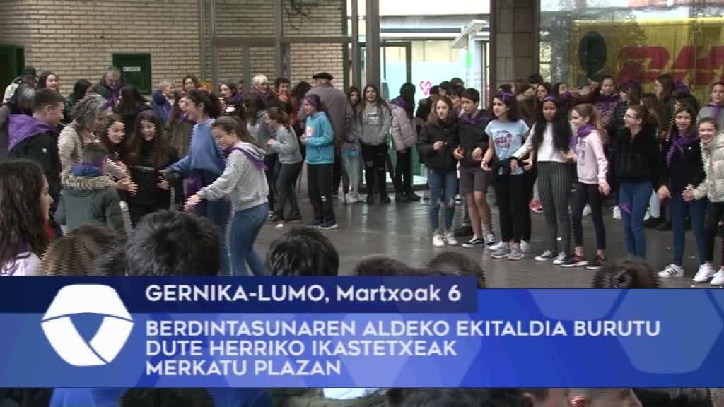 Berdintasunaren aldeko ekitaldia burutu dute Gernika-Lumoko ikastetxeak Merkatu Plazan