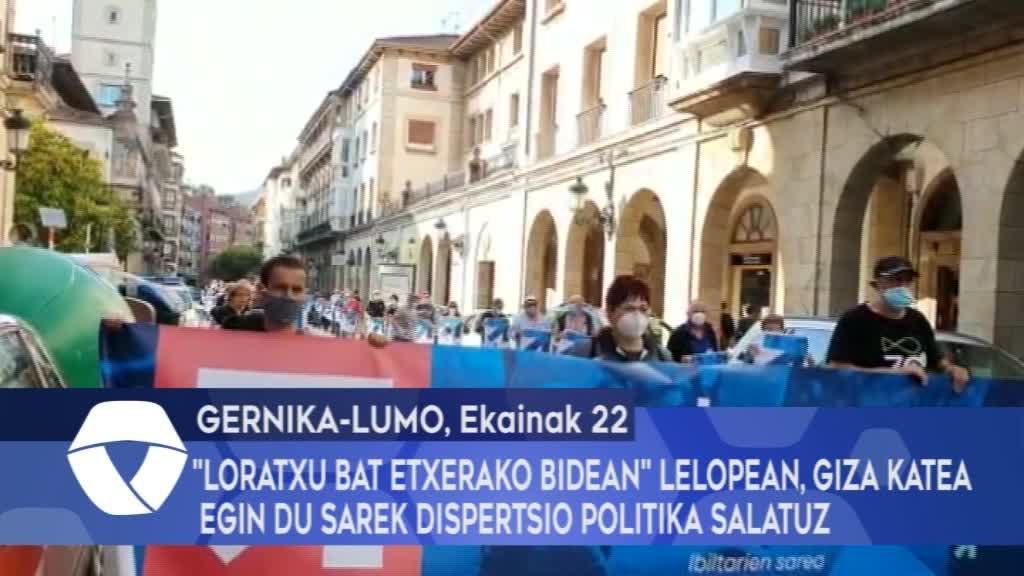 “Loratxu bat etxerako bidean” lelopean, giza katea egin du sarek dispertsio politika salatuz