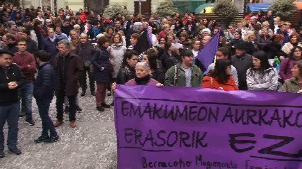 AZKEN SEXU ERASOA SALATZEKO ADIERAZPEN INSTITUZIONALA EGIN DU UDALAK ETA ERASOA SALATZEKO ELKARETARATZEA DEITU DU MUGIMENDU FEMINISTAK