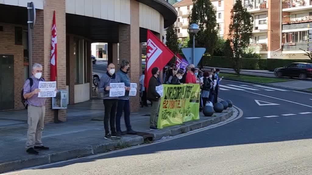 LAB-ek deituta elkarteratzea egin dute Lurgorriko eguneko zentroaren pribatizazioa salatzeko eta zerbitzu publikaok defendatzeko