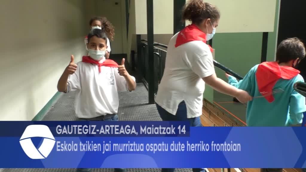 Eskola txikien jai murriztua ospatu dute herriko frontoian