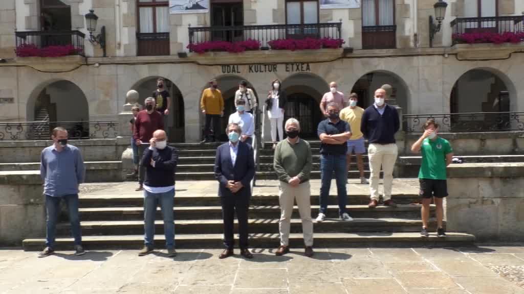 Gernikako talde eta kirolariei, berain merituengatik harrera egin diete