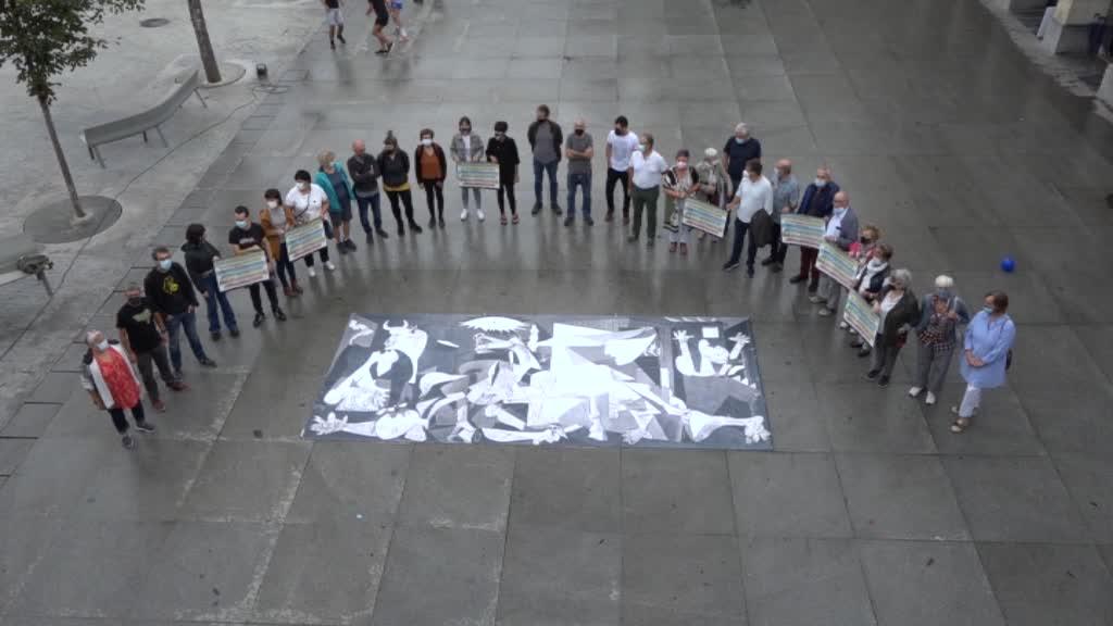 Guernica gernikara aldarrikapena kalera atera dute