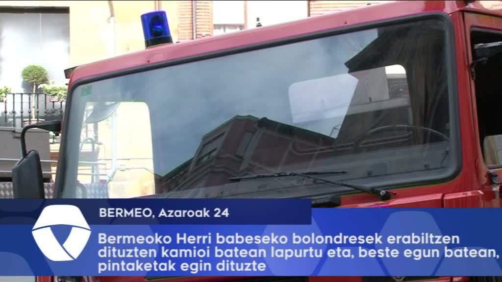 Bermeoko Herri babeseko bolondresek erabiltzen dituzten kamioi batean lapurtu eta, beste egun batean, pintaketak egin dituzte