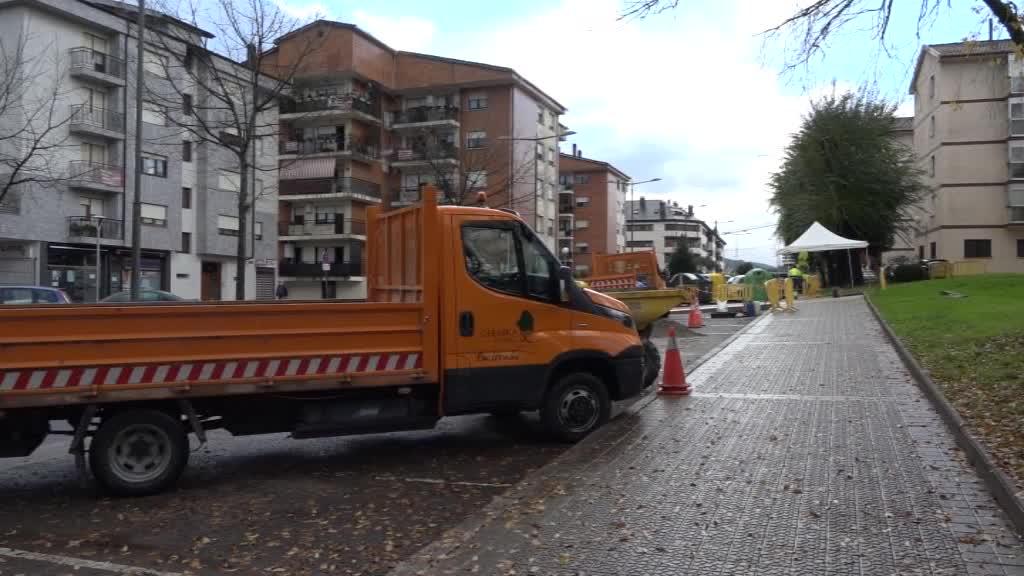 Mestikabasoko kaleko espaloia hobetu eta beste zebra bide bat jarri du, Gernika-Lumoko Udalak