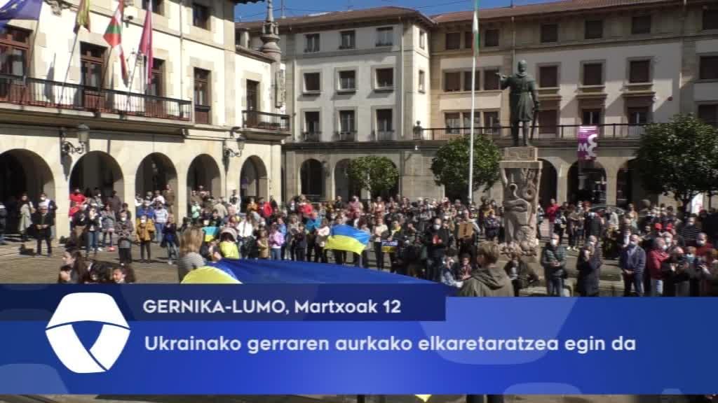 Ukrainako gerraren aurkako elkarretaratzea izan da Foruen Plazan