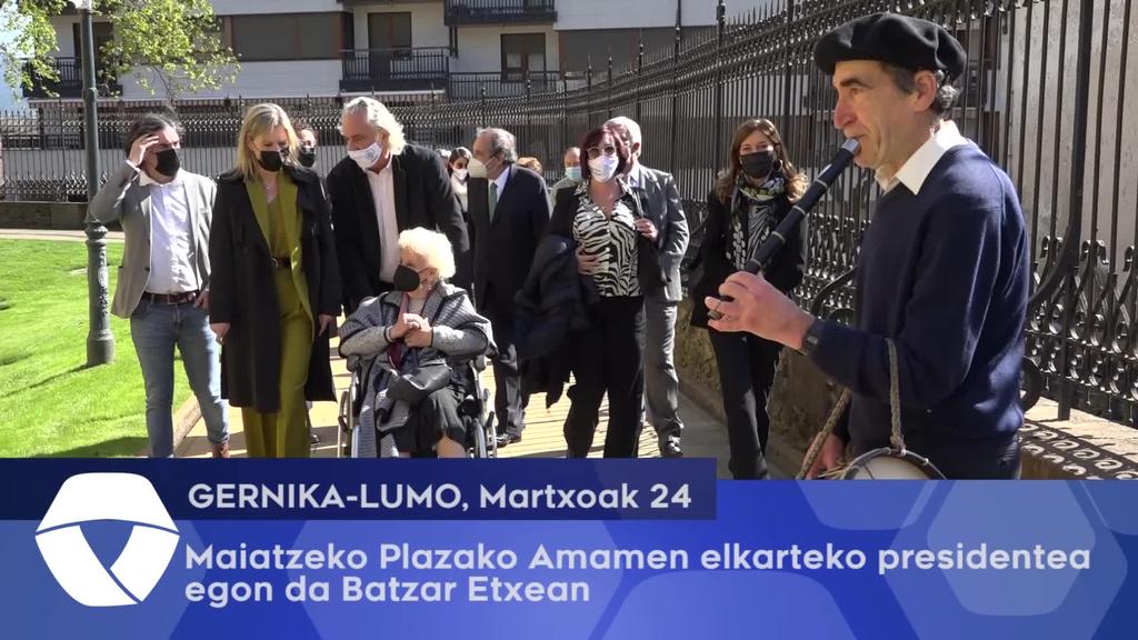 Maiatzeko Plazako Amamen Elkarteko presidenteak Gernika-Lumoko Batzar Etxea bisitatu du