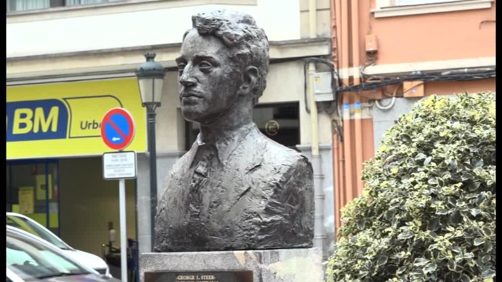 George Steer kazetariari omenaldia egin diote