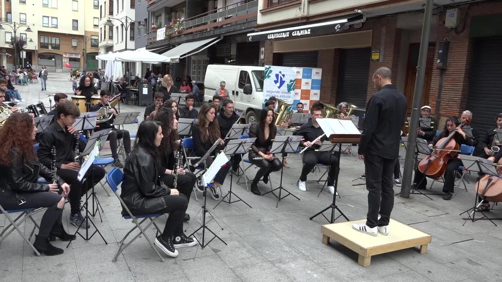 Segundo Olaeta Musika Eskolaren Gure banda auzorik auzo kontzertuaren bigarren saioa ospatu da, Industria kalean, ezagunak diren zenbait abestirekin