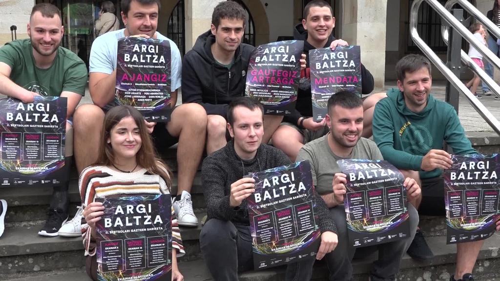 Lilibertsoko kideak Argi Baltzari buruzko informazioa ematen