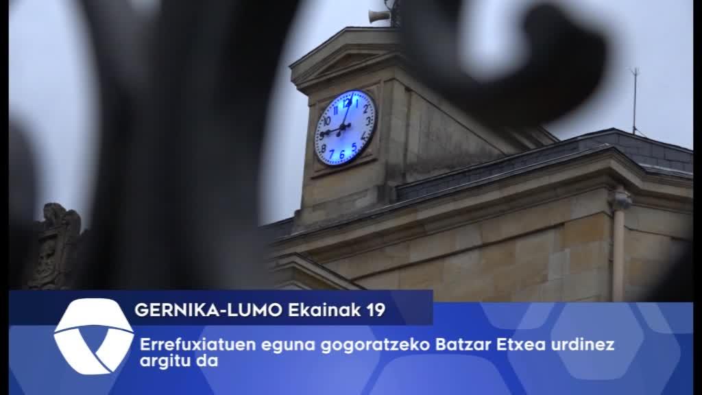 Errefuxatuen eguna gogoratzeko Batzar Etxea urdinez argitu dute