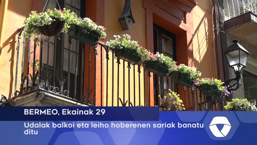 Udalak balkoi eta leiho hoberenen sariak banatu ditu