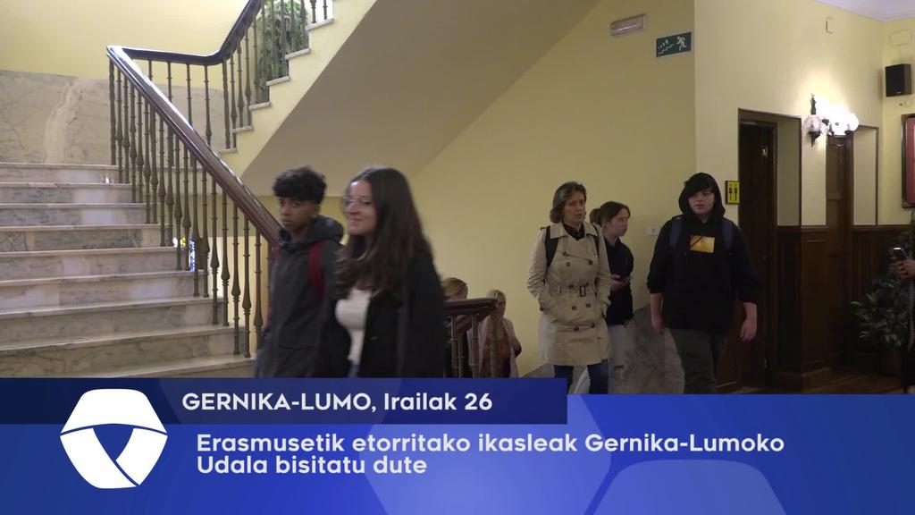 Erasmusetik etorritako ikasleak Gernika-Lumoko Udala bisitatu dute