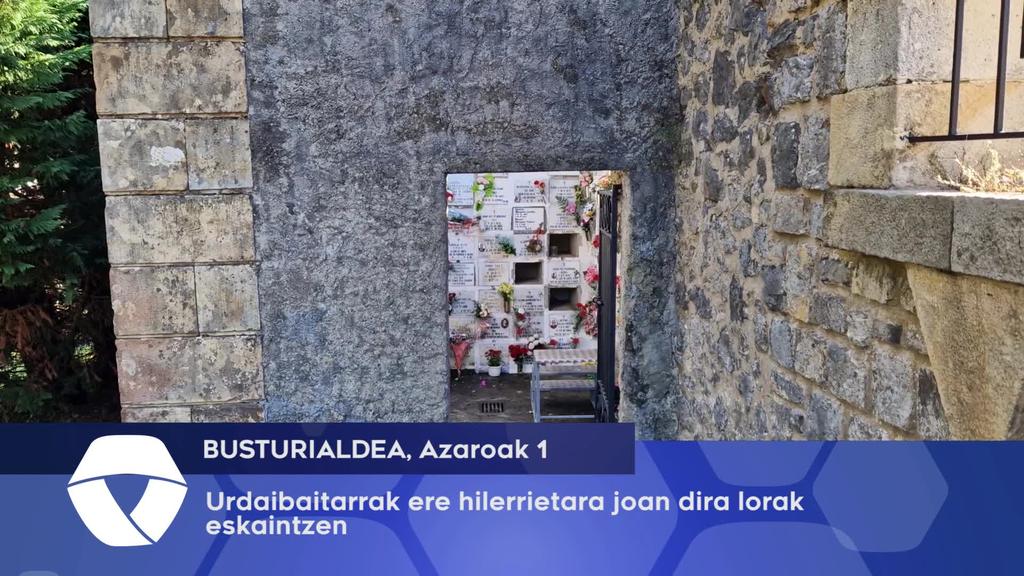Urdaibaitarrak ere hilerrietara hurbildu dira azaroaren 1ean, lorak eskaintzen