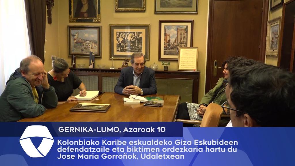 Kolonbiako Karibe eskualdeko Giza Eskubideen defendatzaile eta biktimen ordezkaria hartu du Jose Maria Gorroñok, Udaletxean