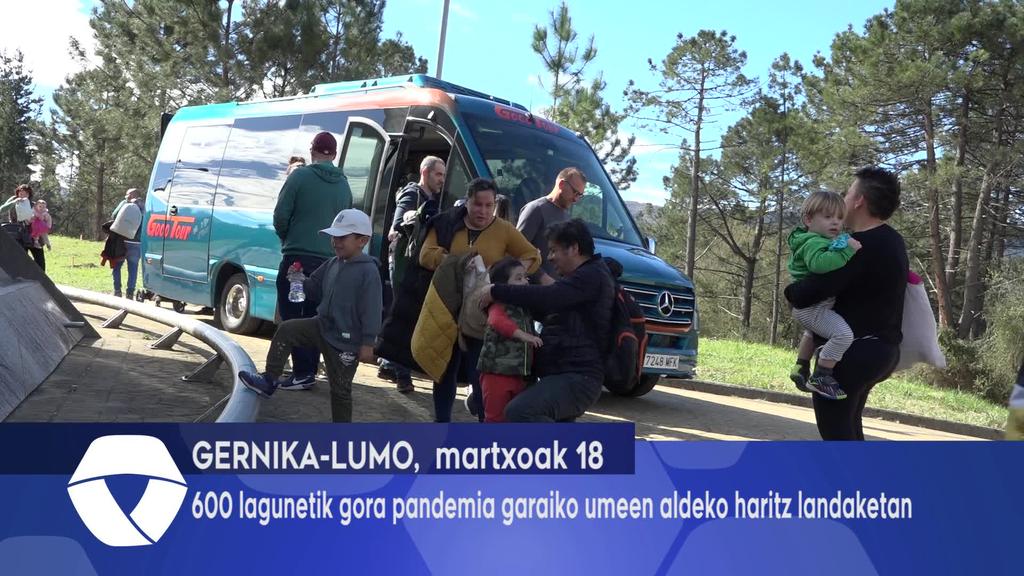 600 lagunetik gora pandemia garaiko umeen aldeko haritz landaketan