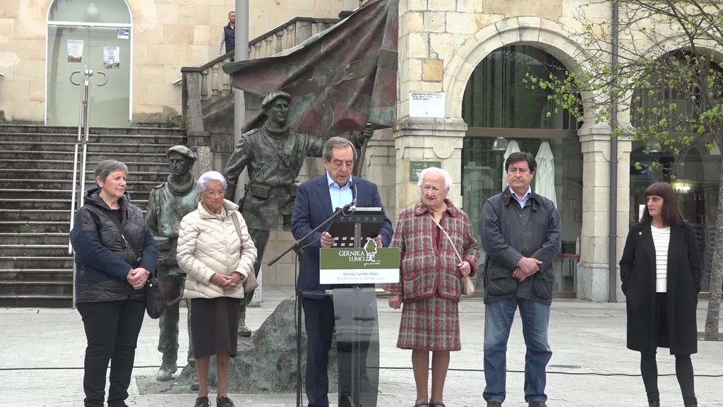 Udalak eta bonbardaketan bizirik atera zirenek Omenaldia egin die gudariei