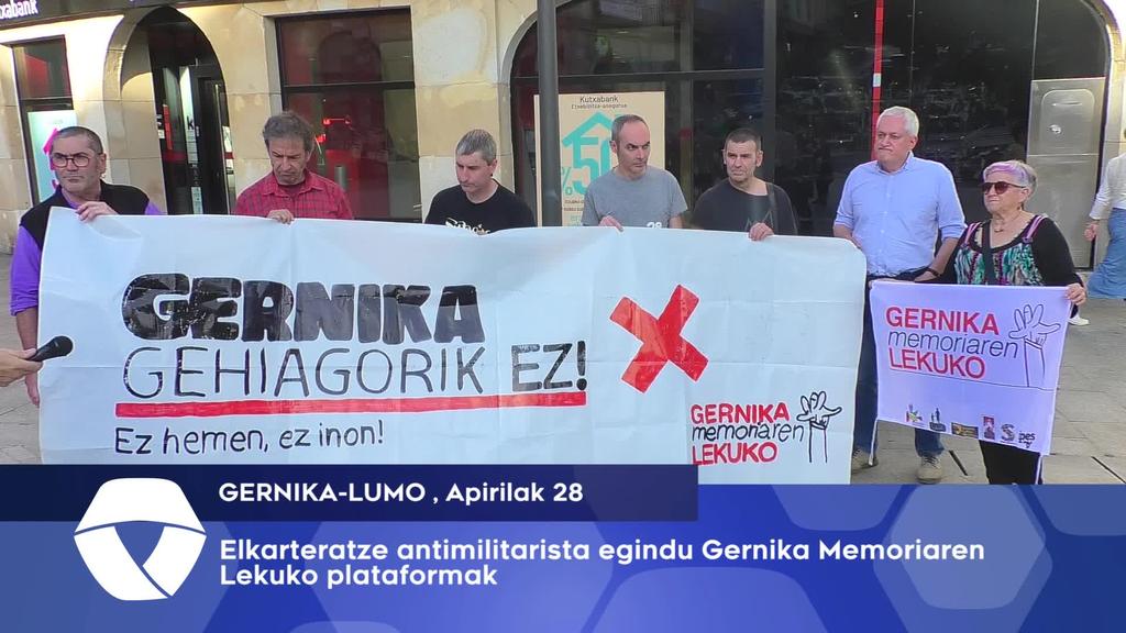 Elkarretaratze antimilitarista egin du Gernika Memoriaren Lekukok