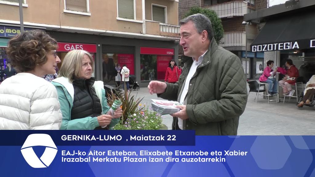 EAJ-ko Aitor Esteban, Elixabete Etxanobe eta Xabier Irazabal Merkatu Plazan izan dira auzotarrekin