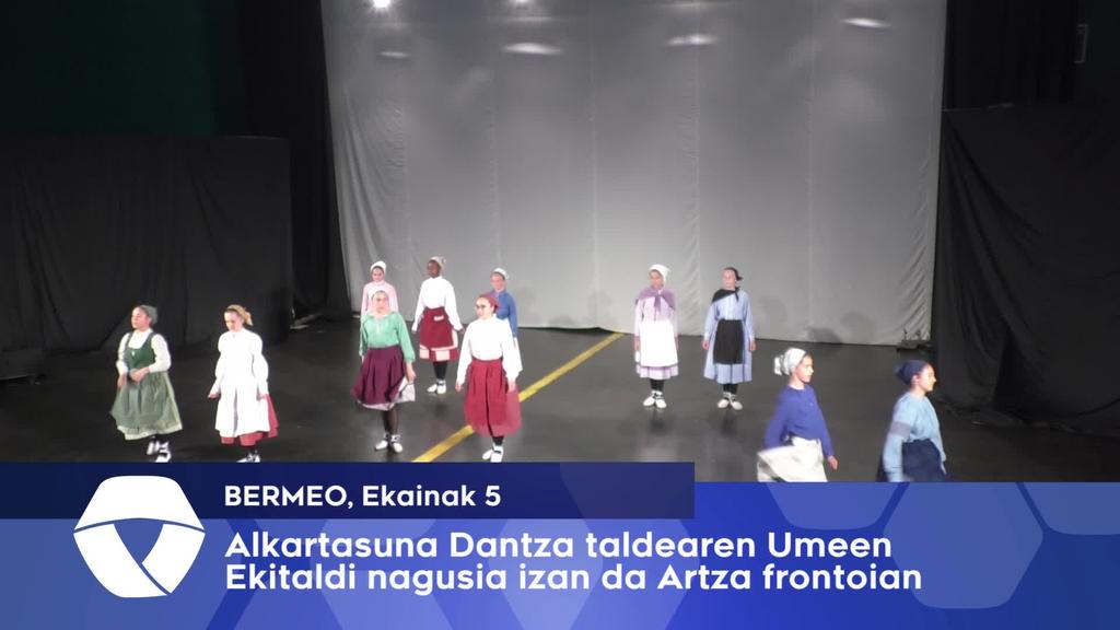 Alkartasuna dantza taldearen Umeen Ekitaldi Nagusia izan da Artza frontoian